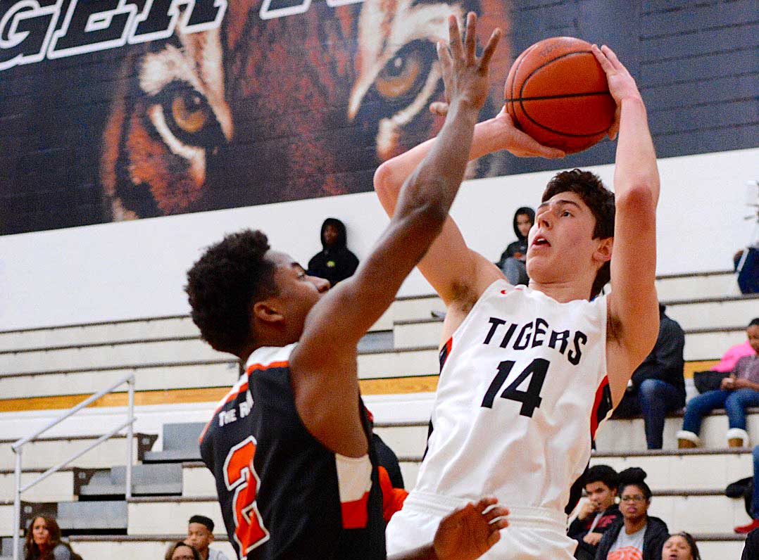 [Photo Album] Loses to Withrow and Anderson