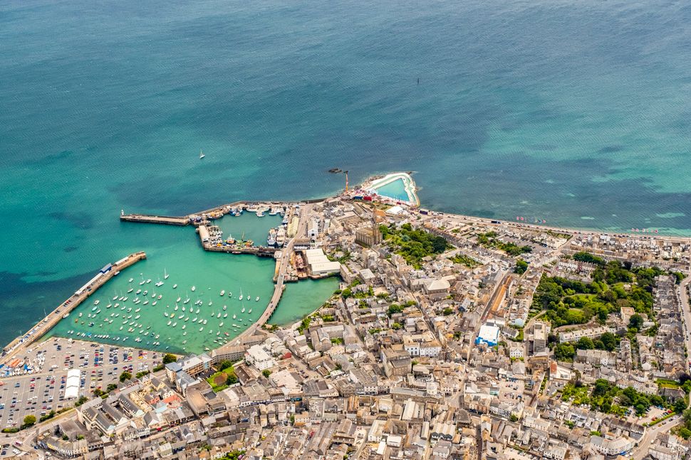 Is It Really Possible To Go ‘Plastic Free’? This Town Is Showing The World How. / Covering Climate Now